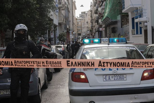 Συναγερμός στη Νίκαια: Βρέθηκαν χειροβομβίδες και παλιό όπλο σε δώμα