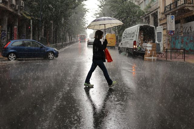 Αναβαθμίστηκε το έκτακτο δελτίο καιρού – Επικίνδυνα φαινόμενα μέχρι το βράδυ της Τετάρτης
