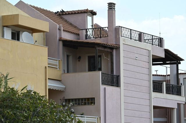 Λαύριο: “Με κυνήγησε μέχρι έξω και με μαχαίρωνε”, λέει η 32χρονη για την επίθεση από τον πρώην της