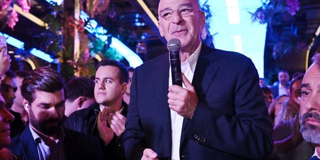 Πλήθος κόσμου στη συγκέντρωση του Νίκου Δένδια σε μπιτς μπαρ στον Άλιμο
