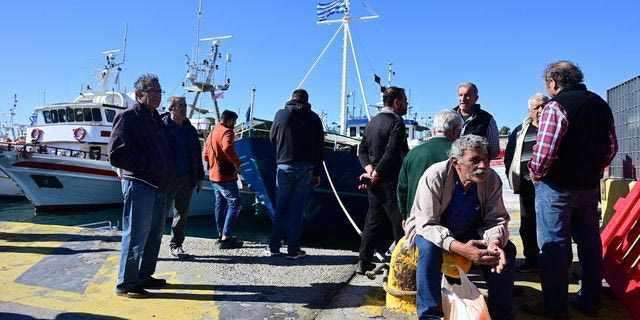 Πειραιάς: Γέμισε ψαροτράτες το λιμάνι – «Σώστε την αλιεία» φωνάζουν οι ψαράδες