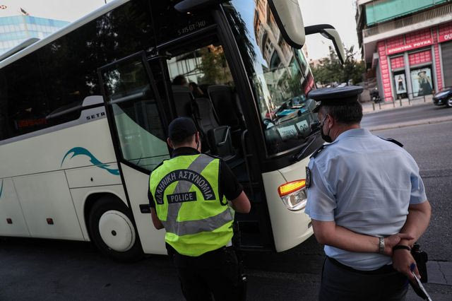 Μενίδι: Πούλμαν του καζίνο βγήκε από την πορεία του και προσέκρουσε σε δέντρο