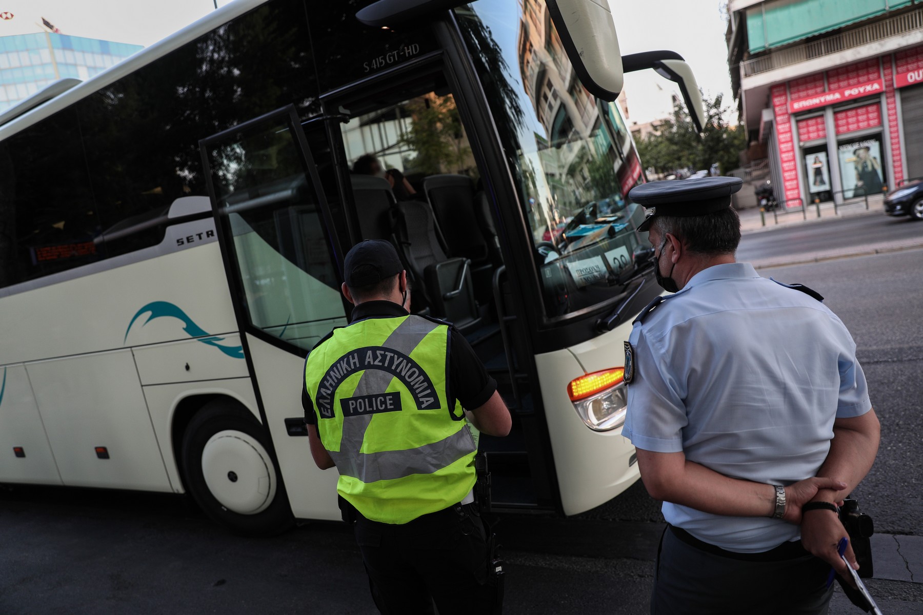 Μενίδι: Πούλμαν του καζίνο βγήκε από την πορεία του και προσέκρουσε σε δέντρο