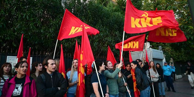 Κινητοποίηση της ΚΝΕ έξω από την πρεσβεία της Γαλλίας – ”Δίπλα στα αδέρφια μας”