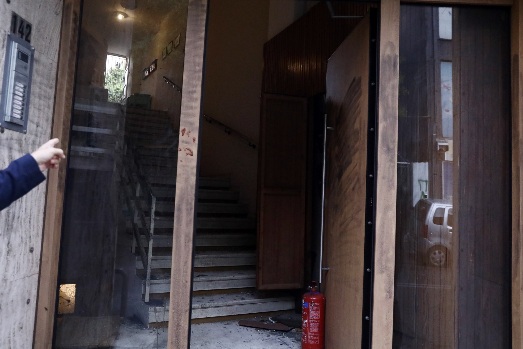 Έκρηξη στον Κολωνό: Στην πολυκατοικία της οδού Πλάτωνος κρύβονται οι απαντήσεις – Τα 2 σενάρια