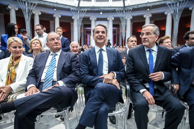 Δεξιά στροφή αλά γαλλικά και το τρίγωνο Μητσοτάκης – Καραμανλής – Σαμαράς