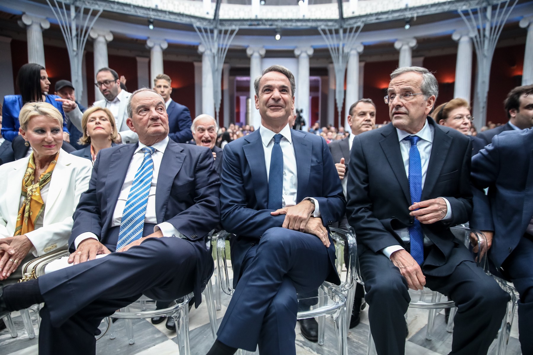 Δεξιά στροφή αλά γαλλικά και το τρίγωνο Μητσοτάκης – Καραμανλής – Σαμαράς