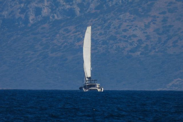 Κάβο Ντόρο: Ακυβέρνητο ιστιοφόρο με δύο επιβαίνοντες λόγω μηχανικής βλάβης