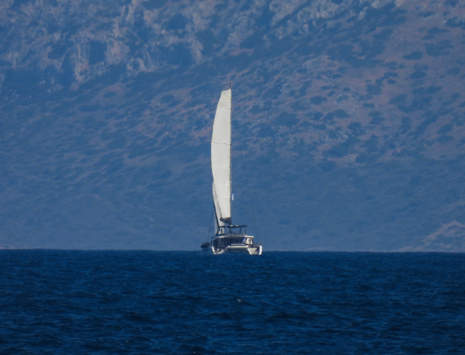 Κάβο Ντόρο: Ακυβέρνητο ιστιοφόρο με δύο επιβαίνοντες λόγω μηχανικής βλάβης