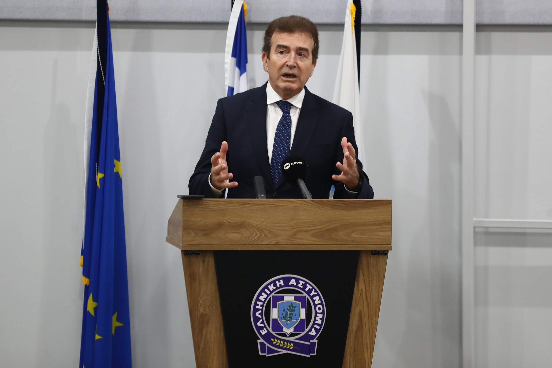 Χρυσοχοΐδης για διαμερίσματα με μετανάστες: ”Στοιβάζονται 20-30 άτομα, θα τους πετάξουμε έξω”