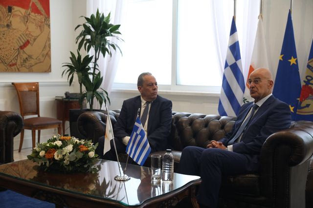 Συνάντηση Δένδια με τον Κύπριο υπουργό Άμυνας – Ασφάλεια και αμυντική συνεργασία στην ατζέντα