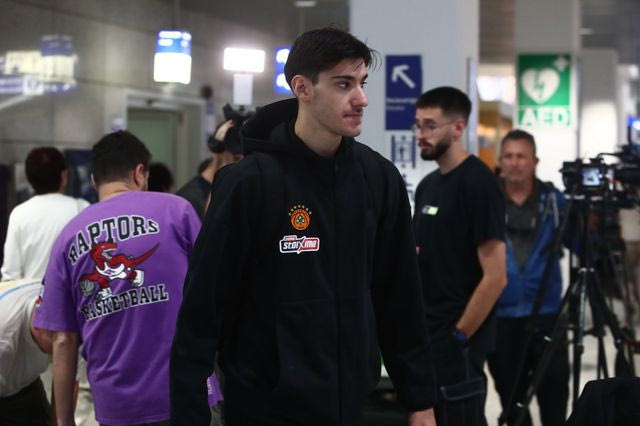 Παναθηναϊκός και Ολυμπιακός συναντήθηκαν στο ”Ελ. Βενιζέλος” – Τα τετ-α-τετ μεταξύ παικτών