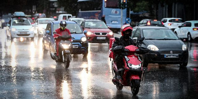 Κακοκαιρία: Κλειστοί δρόμοι σε Πικέρμι, Μέγαρα και Πειραιά