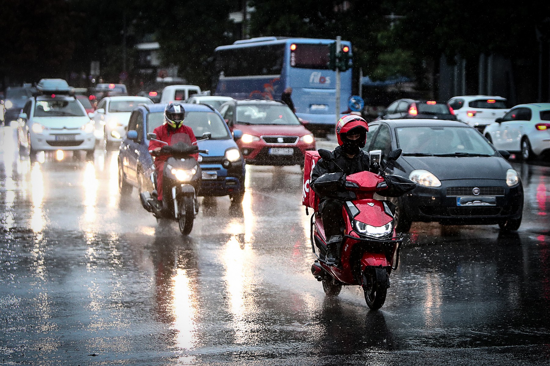 Κακοκαιρία: Κλειστοί δρόμοι σε Πικέρμι, Μέγαρα και Πειραιά