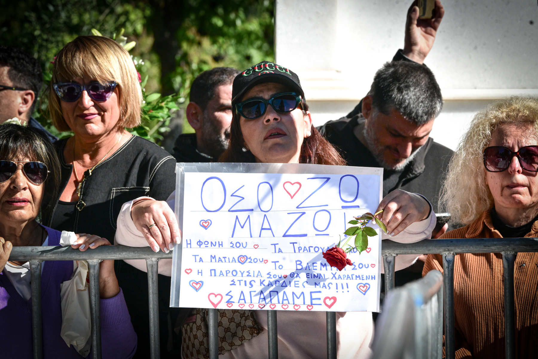 Συγκίνηση στο μνημόσυνο Μαζωνάκη: Τραγούδια, μπαλόνια και σημειώματα – Συντετριμμένη η οικογένειά του