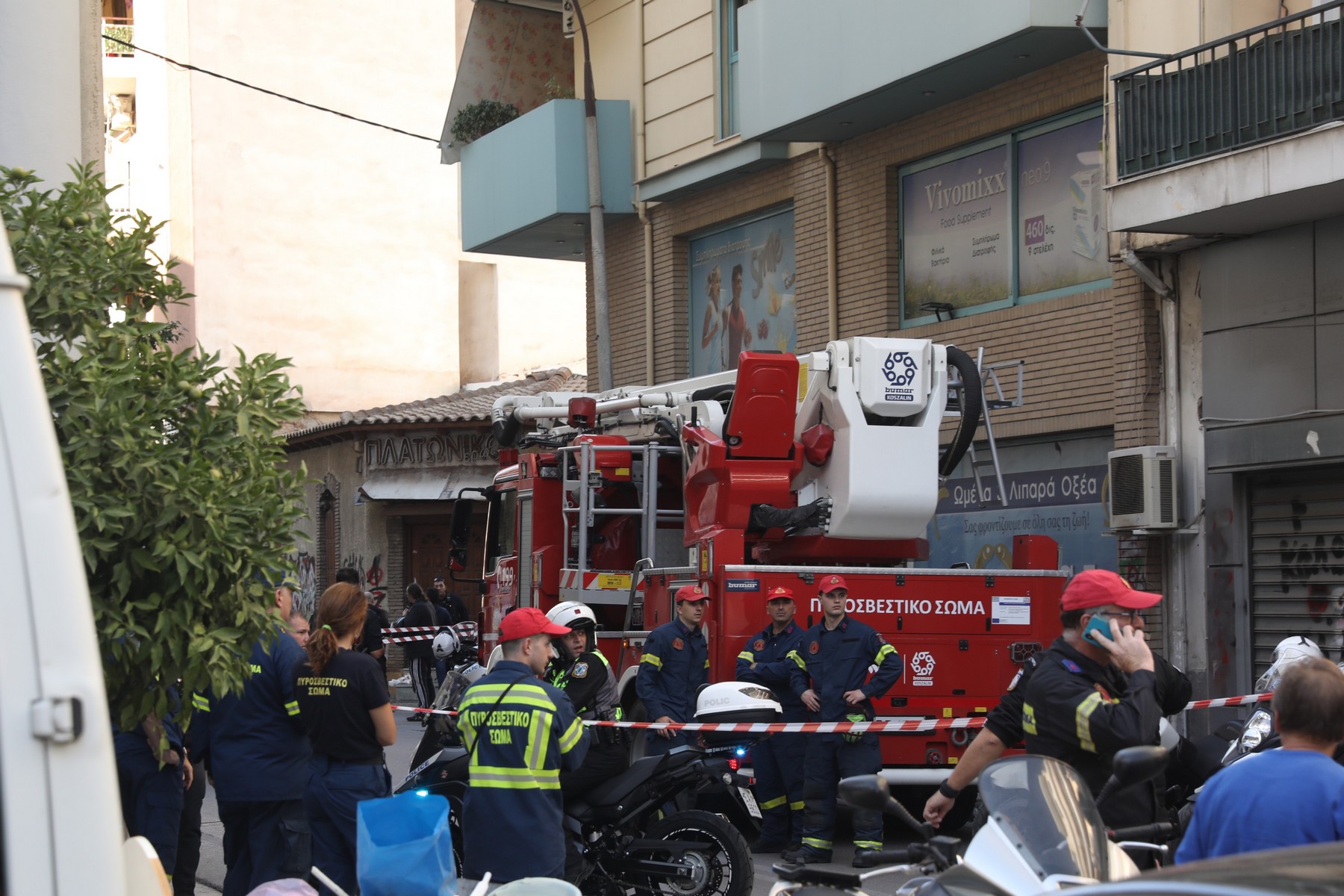 Κολωνός: Έκρηξη σε κτίριο - Τραυματίες αστυνομικοί και πολίτες