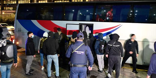 “Χωριάτικο”: Στην Ευελπίδων για να απολογηθούν οι 59 συλληφθέντες – Η μεταγωγή τους