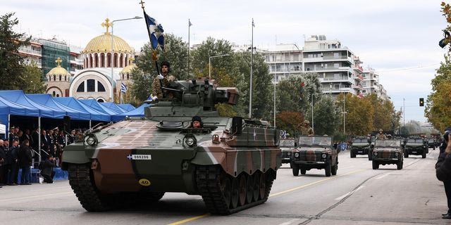 Εντυπωσιακή στρατιωτική παρέλαση στη Θεσσαλονίκη με νέα οπλικά συστήματα – Εικόνες