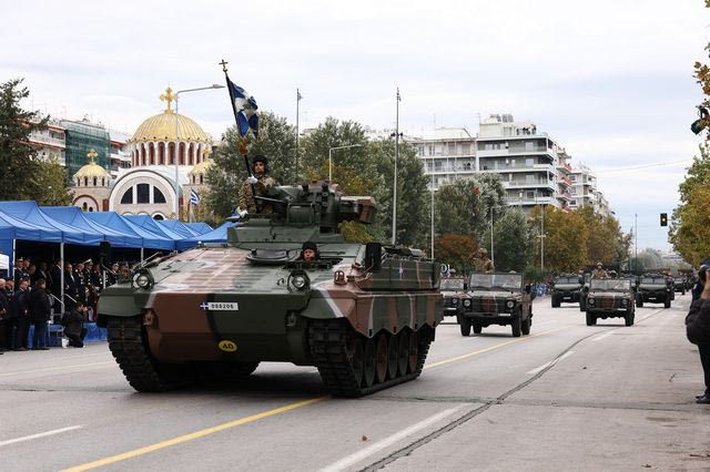 28η Οκτωβρίου: Εντυπωσιακή στρατιωτική παρέλαση στη Θεσσαλονίκη με νέα οπλικά συστήματα – Εικόνες