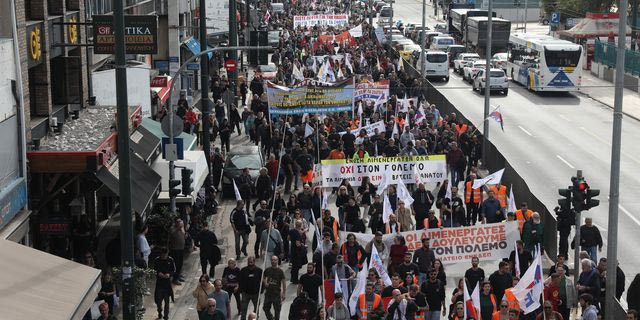 Απεργία Λιμενεργατών: Μαζική κινητοποίηση στον Πειραιά