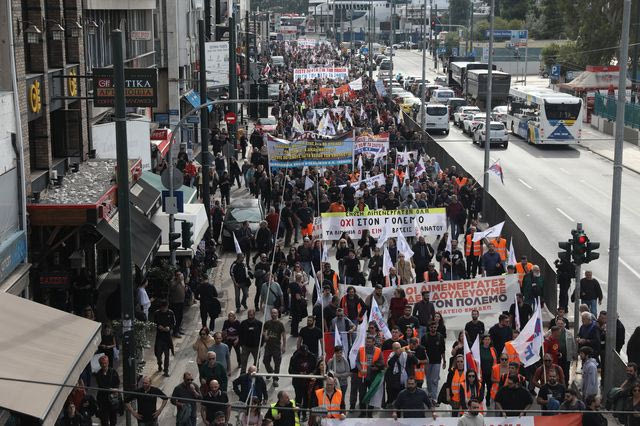 Απεργία Λιμενεργατών: Μαζική κινητοποίηση στον Πειραιά