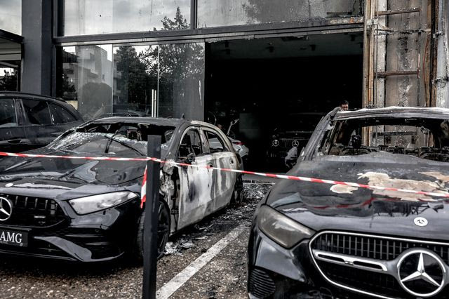 Γλυφάδα: Έρευνα για εμπρησμό στην αντιπροσωπεία αυτοκινήτων – Μεγάλες ζημιές από τη φωτιά