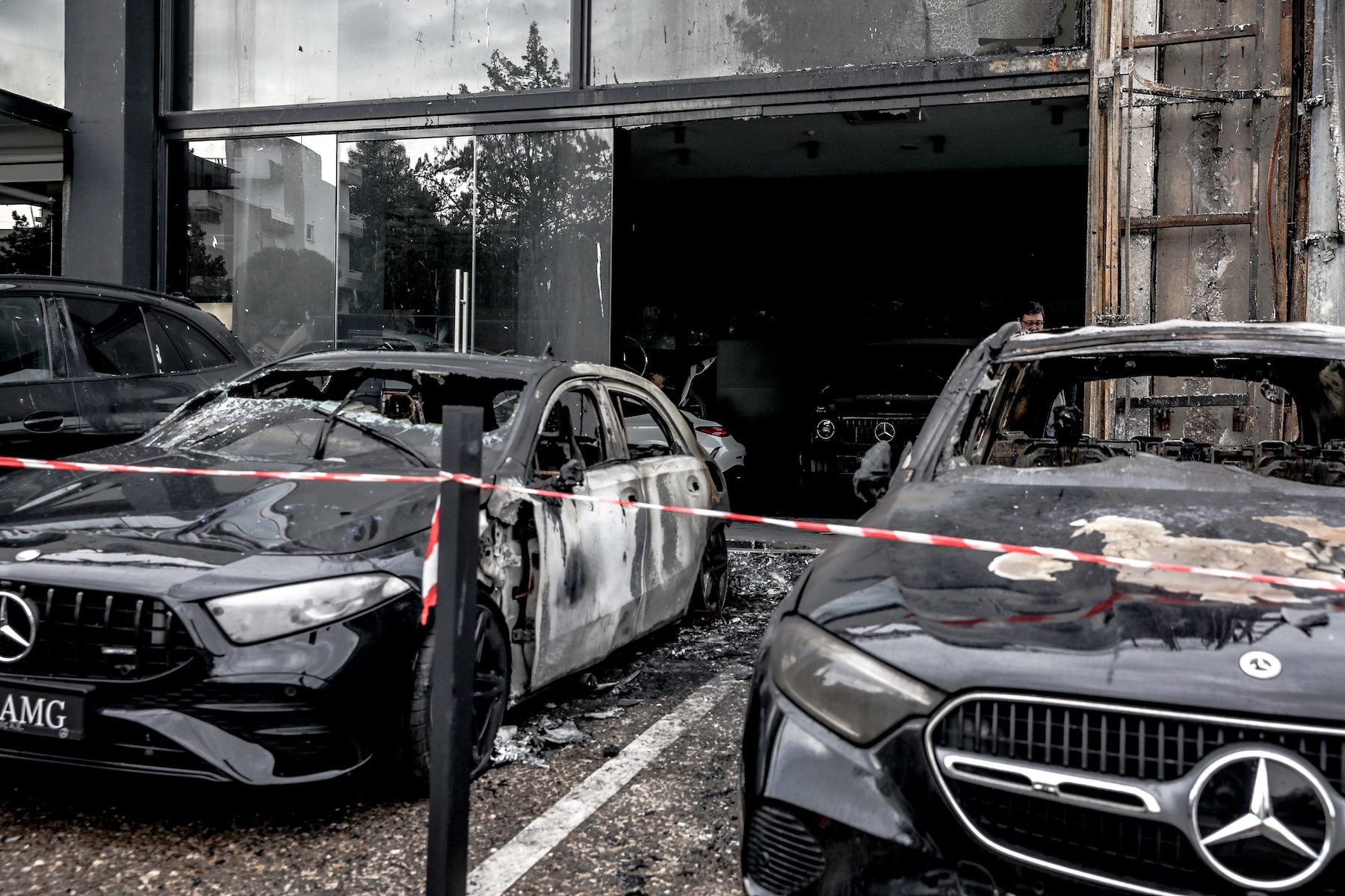 Γλυφάδα: Έρευνα για εμπρησμό στην αντιπροσωπεία αυτοκινήτων – Μεγάλες ζημιές από τη φωτιά