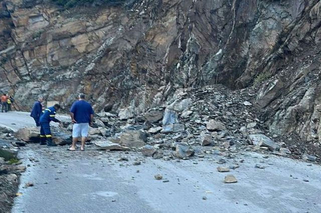 Κάρπαθος: Έκλεισε δρόμος μετά από κατολισθήσεις