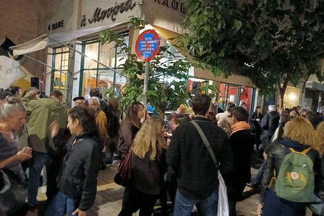 Το τελευταίο αντίο στη θρυλική ”Μουριά” – Πλήθος κόσμου στο ιστορικό καφενείο