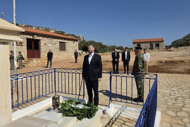 Στη Ρω ο Ν. Ανδρουλάκης – Κατέθεσε στεφάνι στο μνημείο της “Κυράς της Ρω”