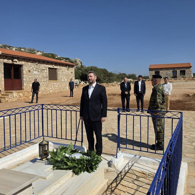 Στη Ρω ο Ν. Ανδρουλάκης – Κατέθεσε στεφάνι στο μνημείο της “Κυράς της Ρω”