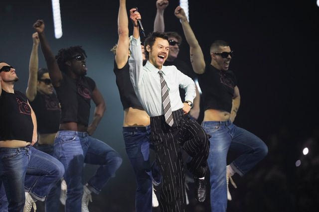 Harryween: Ο Χάρι Στάιλς φόρεσε ξανά το look του “X Factor” και τραγούδησε Στίβι Γουόντερ