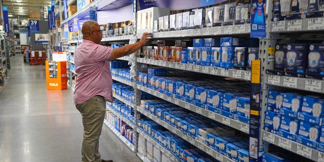 ΗΠΑ: Στο 3,7% ο πληθωρισμός – Εκτοξεύθηκαν οι τιμές στα καύσιμα