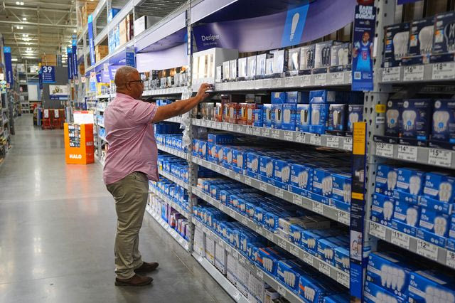 ΗΠΑ: Στο 3,7% ο πληθωρισμός – Εκτοξεύθηκαν οι τιμές στα καύσιμα