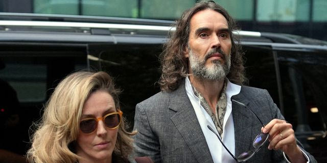 Νέες αποκαλύψεις για Ράσελ Μπραντ: ”Είχε βλέμμα μανιακού – Προσπάθησε να με σύρει στις τουαλέτες”