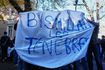 “Bismillah, c’est les ténèbres”: Το σύνθημα που έγινε σύμβολο των μαθητικών διαδηλώσεων στη Γαλλία