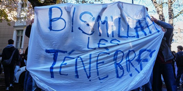 “Bismillah, c’est les ténèbres”: Το σύνθημα που έγινε σύμβολο των μαθητικών διαδηλώσεων στη Γαλλία
