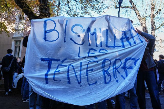 “Bismillah, c’est les ténèbres”: Το σύνθημα που έγινε σύμβολο των μαθητικών διαδηλώσεων στη Γαλλία