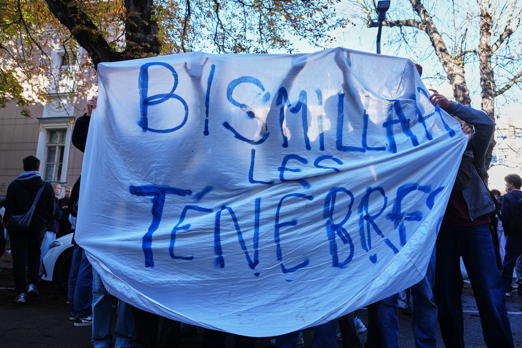 “Bismillah, c’est les ténèbres”: Το σύνθημα που έγινε σύμβολο των μαθητικών διαδηλώσεων στη Γαλλία