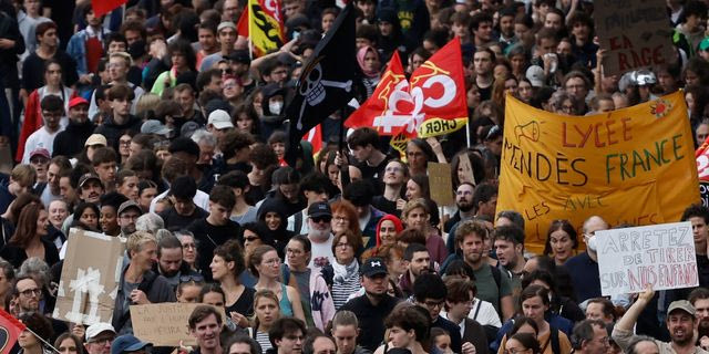 Γαλλία: Μισό εκατομμύριο μαθητές παραμένουν στους δρόμους