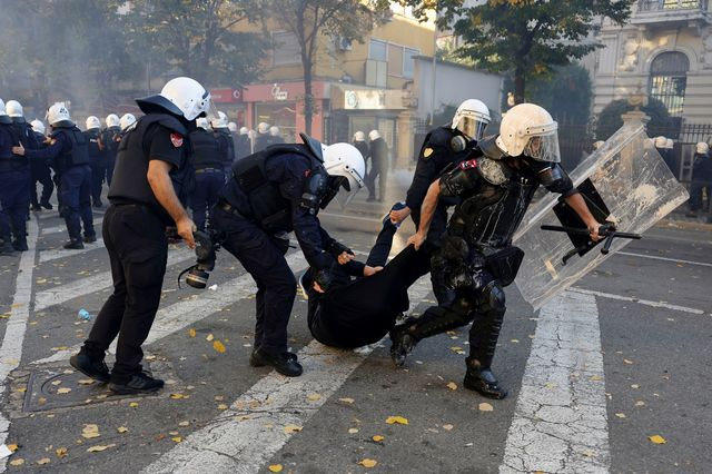 Αλβανία: Χάος στα Τίρανα με συγκρούσεις διαδηλωτών και αστυνομίας – Δεκάδες συλλήψεις