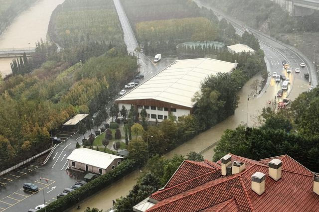Κωνσταντινούπολη: Δύο νεκροί από τις καταστροφικές πλημμύρες – Δραματικές εικόνες