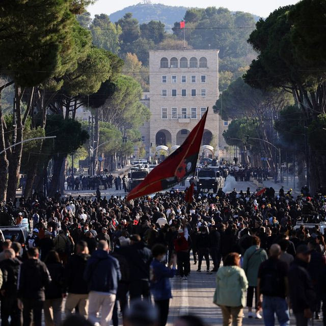 Χάος στην Αλβανία: Φλέγονται τα Τίρανα – ”Απειλείται η ένταξη στην ΕΕ” λέει ο Ράμα