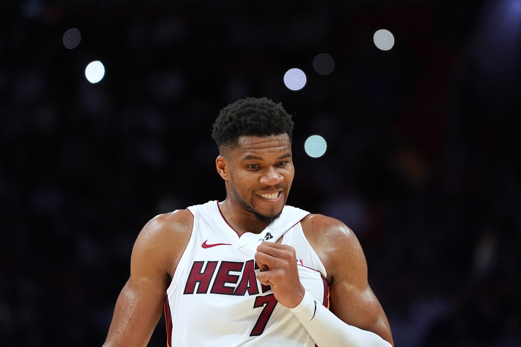 NBA: Τριπλ-νταμπλ ο Αντετοκούνμπο αλλά ήττα για τους Χιτ από τους Μάβερικς με 113-109