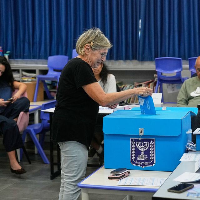 Άνοιξαν οι κάλπες – Μάχη στήθος με στήθος Νετανιάχου και Άιζενκοτ