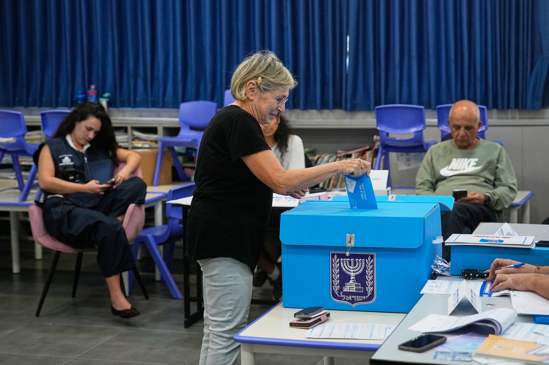 Εκλογές στο Ισραήλ: Άνοιξαν οι κάλπες – Μάχη στήθος με στήθος Νετανιάχου και Άιζενκοτ
