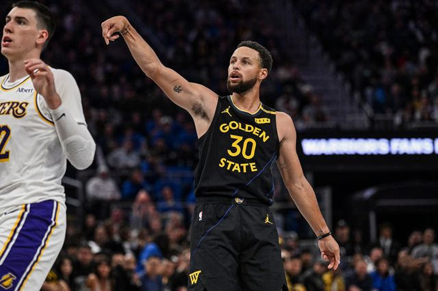 NBA: Οι Γουόριορς ανέτρεψαν διαφορά 25 πόντων – Νίκη Σίξερς επί Νικς