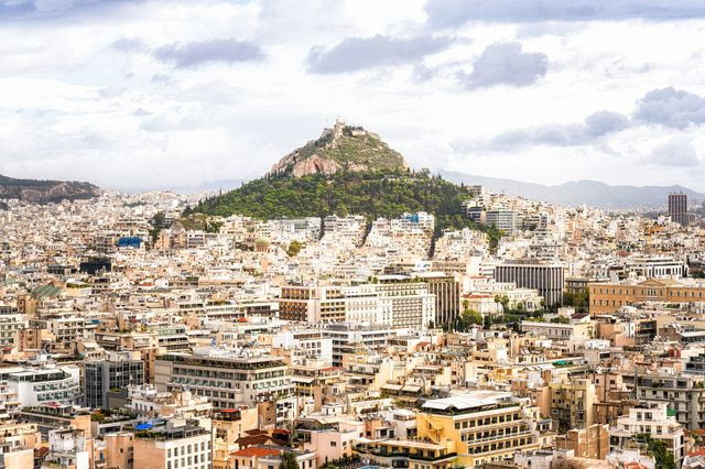 Γιατί η Αθήνα δεν μπορεί να οικοδομήσει άλλο – Kαι τι σημαίνει για την κτηματαγορά