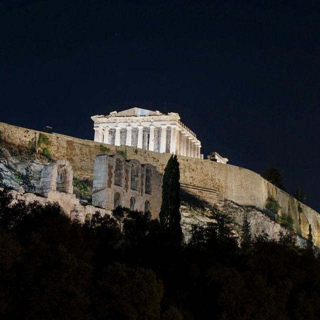 Νέα φωτιστική ταυτότητα στον ιστορικό περίπατο της Αθήνας από το Ίδρυμα Ωνάση
