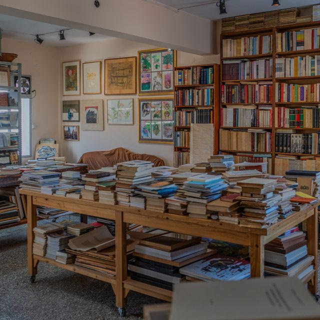Το πιο καλά κρυμμένο βιβλιοπωλείο της Αθήνας μετακόμισε στο Γεράνι